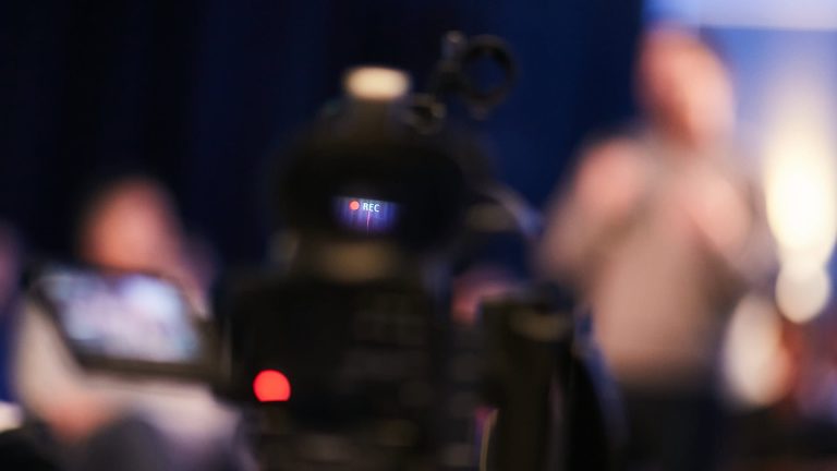 ССНМ и ЗНМ: Остра осуда за континуираните напади и етикетирања на новинари и медиуми